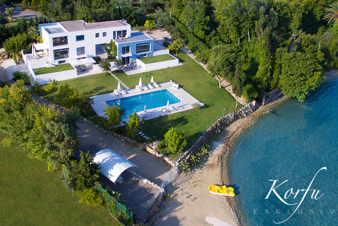 Korfu-Beach-villas-Luxusvilla-dassia-beachfront-exklusiv-ferienhaus-Pool-direkt-am-meer