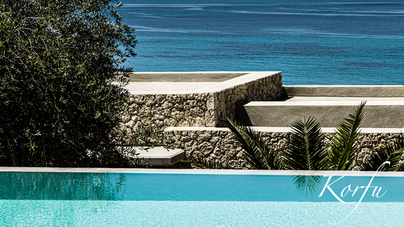 korfu exklusiv ferienhaus luxusvilla villa Alpha pool paramonas meerblick sandstrand modern schick schön traumhaft
