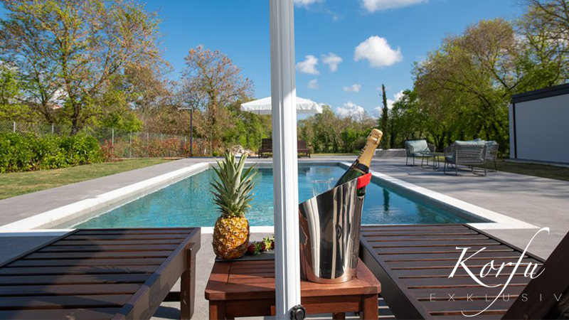korfu exklusiv Luxusvilla athos Ferienhaus privater pool ruhig meerblick garten traumhaft premium sandstrand außergewöhnlich ausgesucht gehoben