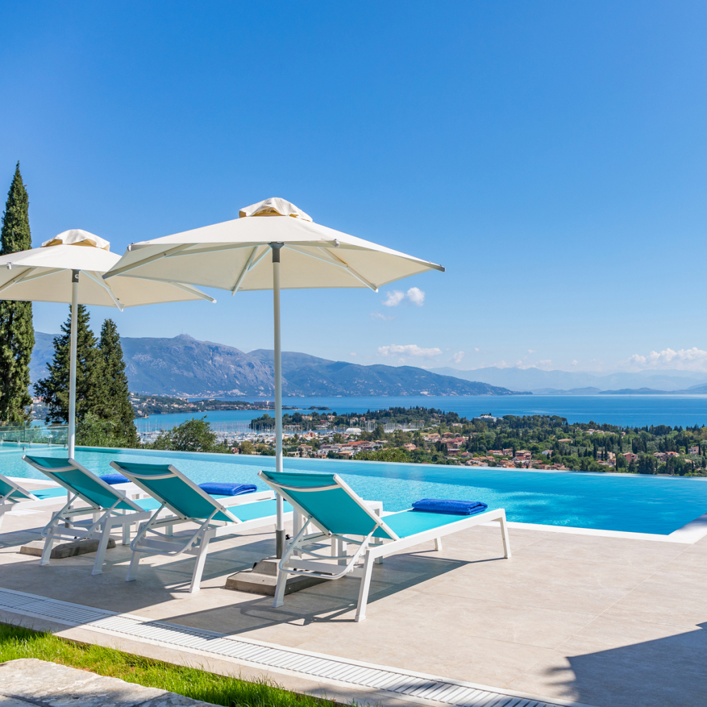 Ferienhaeuser-mit-pool-und--3-schlafzimmern-am-strand-mit meerblick-auf-korfu