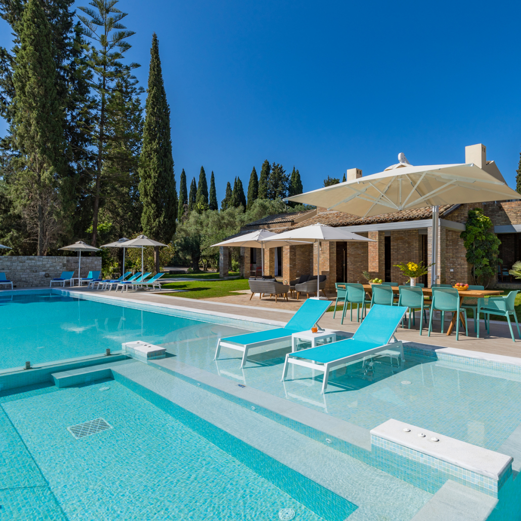 Ferienhaeuser-mit-pool-und--4-schlafzimmern-am-strand-mit meerblick-auf-korfu