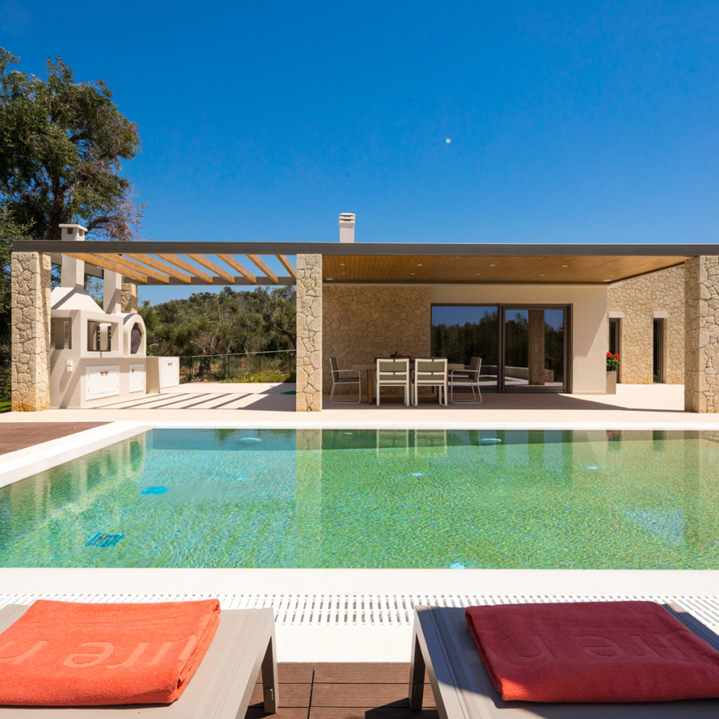 Ferienhaeuser-Luxusvillen-mit-beheizbarem-Pool-am-strand-mit meerblick-auf-korfu