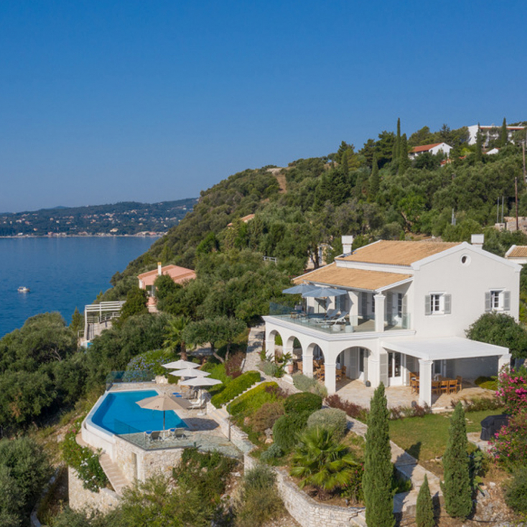 Ferienhaeuser-mit-Pool-am-strand-mit meerblick-auf-korfu