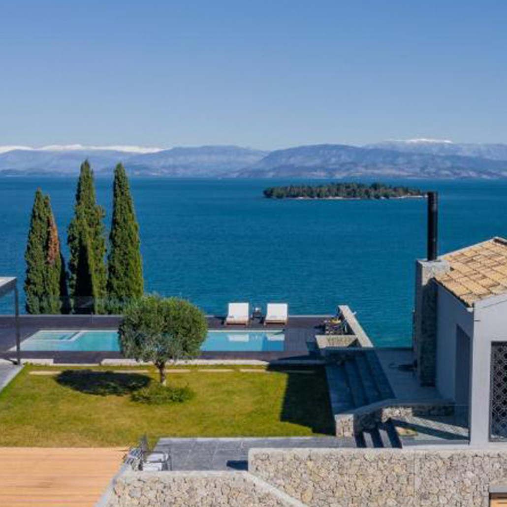 Ferienhaeuser-Luxusvillen-mit-beheizbarem-Pool-am-strand-mit meerblick-auf-korfu-vom-Korfu-Spezialisten