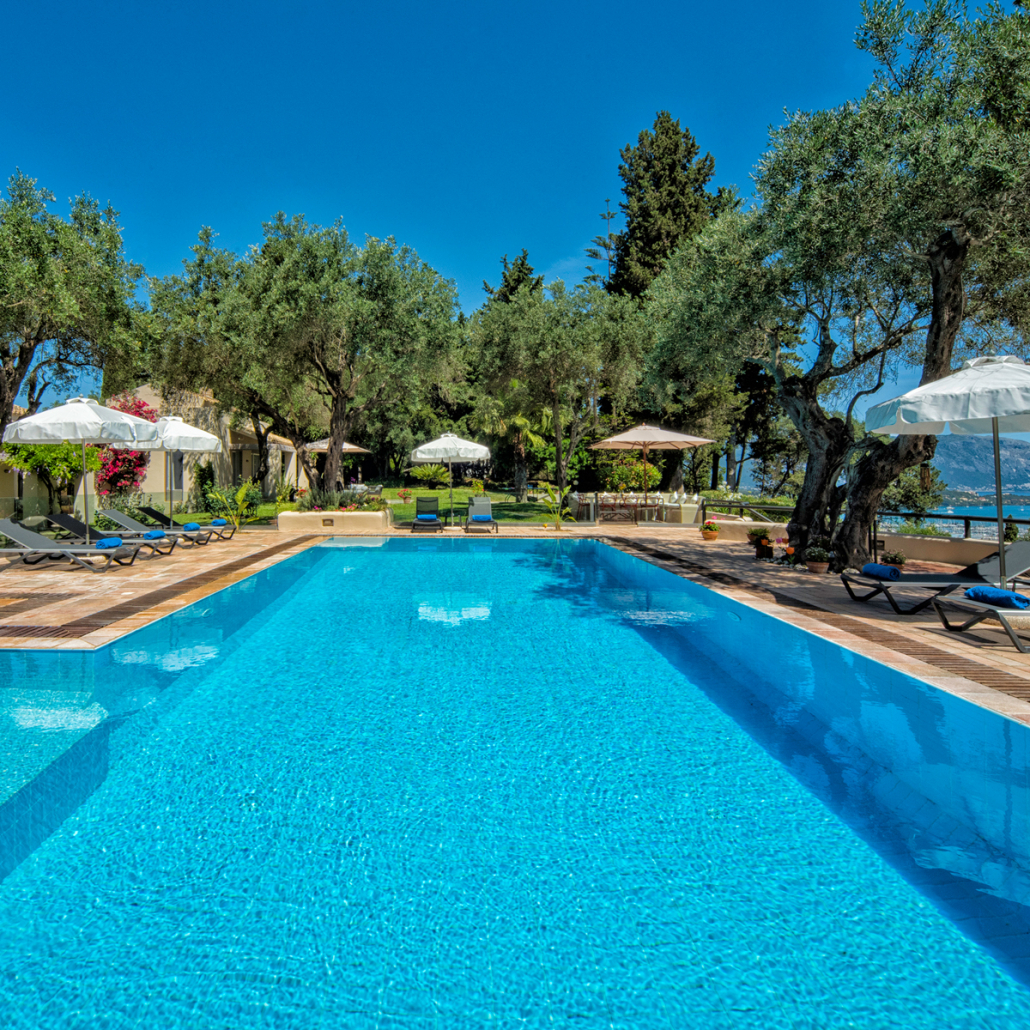 Ferienhaeuser-Luxusvillen-mit-Pool-am-strand-mit meerblick-auf-korfu