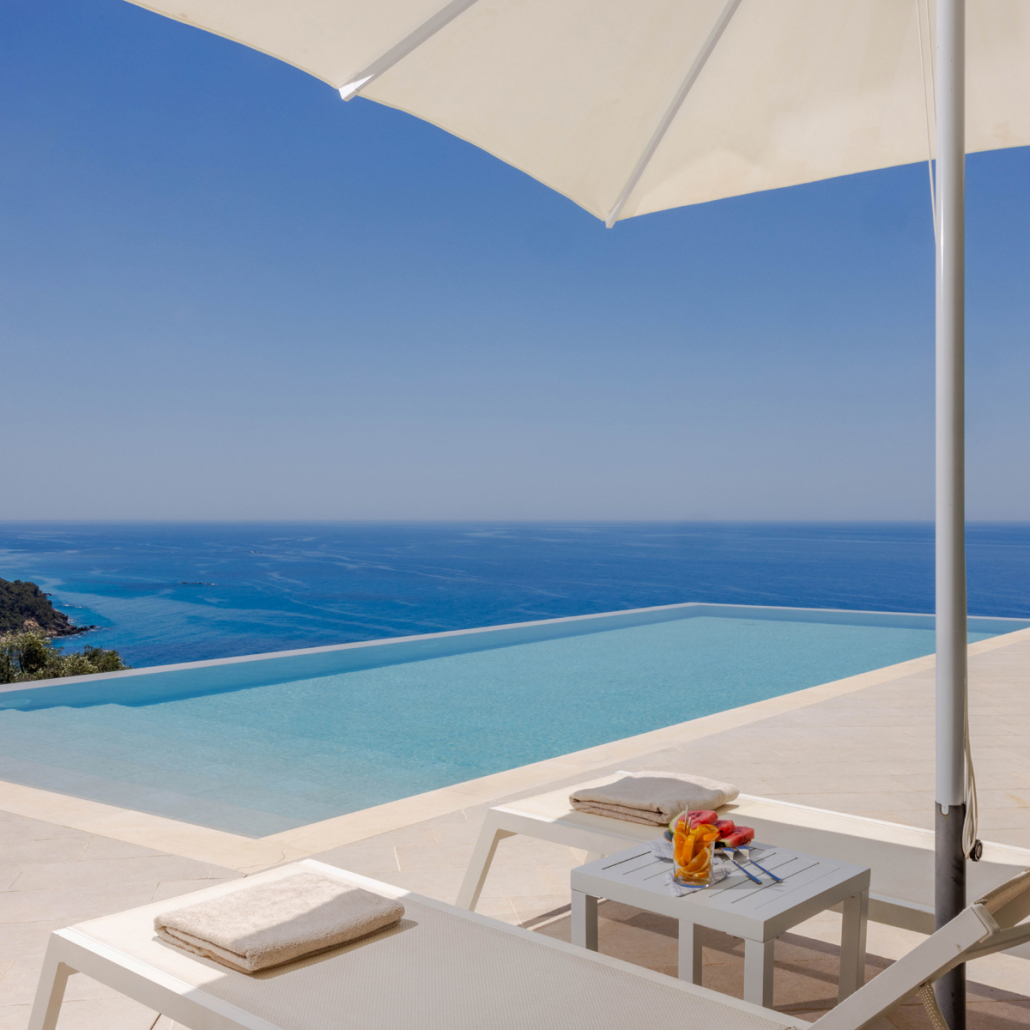 Ferienhaeuser-Luxusvillen-mit-Pool-am-strand-mit meerblick-auf-korfu-mit-2-Schlafzimmern