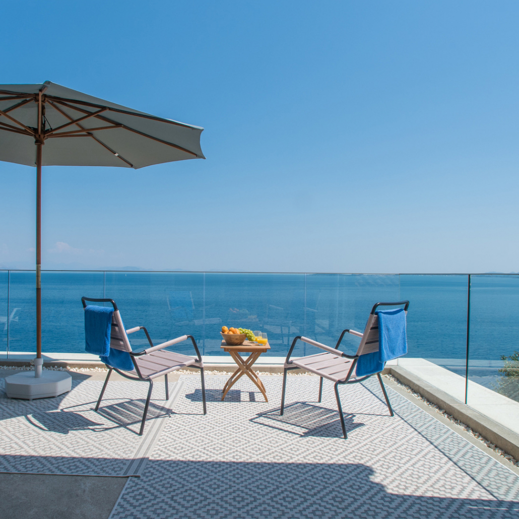 Ferienhaeuser-Luxusvillen-mit-Pool-am-strand-mit meerblick-auf-korfu-mit-3-Schlafzimmern